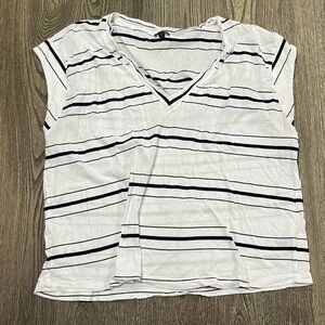 Express Skimming Tee Shirt Cap Sleeves V-Neck Casual Striped White Black Large